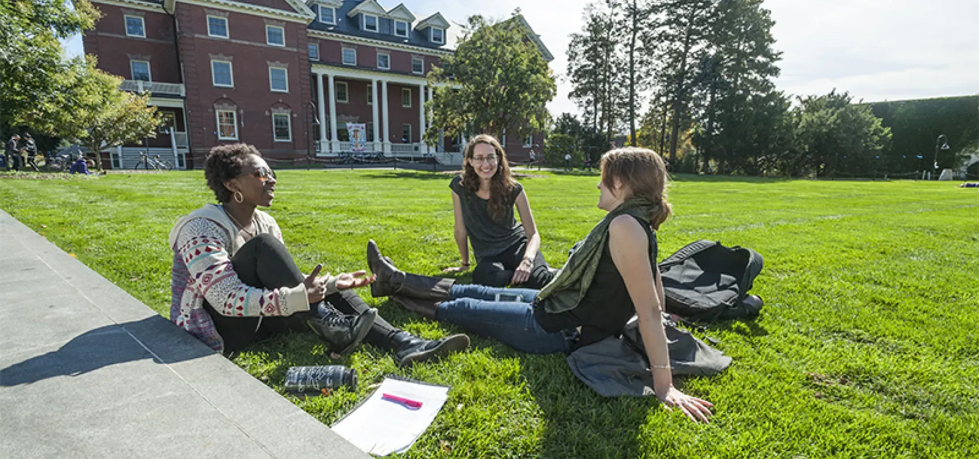 一群学生坐在草坪上