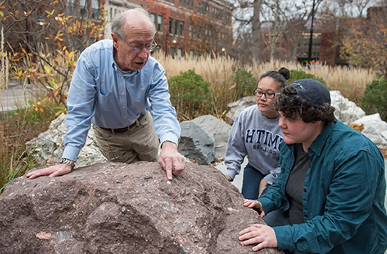 约翰·布雷迪教授和学生们一起看岩石公园
