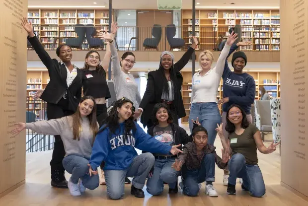一群学生在尼尔森图书馆微笑